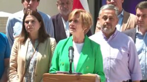 Más de 100 figuras de la centroizquierda entregan respaldo a Evelyn Matthei