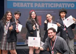 Estudiantes que viajaron a debate nacional en Santiago lograron tercer lugar