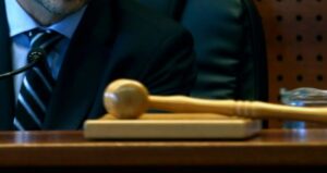 Detienen a exjuez del Tribunal Tributario por recibir coimas