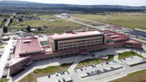 Hombre que cayó desde 5 metros de altura será intervenido quirúrgicamente