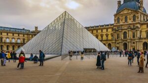 Osado robo de las “joyas de la Corona” en el Museo del Louvre