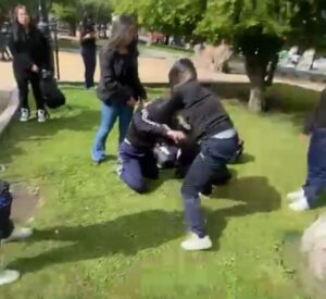 Se viraliza violenta pelea entre estudiantes en plena Plaza de Armas de Punta Arenas