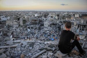 Israel bombardea Gaza pese al alto el fuego y causa dos muertos en el sur