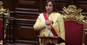 Dina Boluarte descarta asilo y se mantiene en Perú tras su destitución