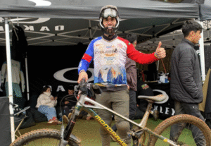 El ciclista magallánico Andrés Castillo clasificó al Mundial Máster de Downhill