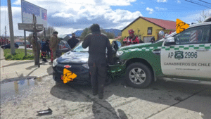 Accidente de tránsito en Puerto Natales involucra a vehículo de Carabineros y un taxi