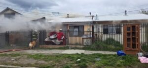 Incendio con explosión afectó al menos a 3 viviendas en Población Silva Henríquez