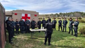 Funcionarios de Gendarmería Magallanes participan en práctica y evaluación de tiro