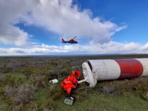 Fareros de Punta Arenas renuevan torres de navegación en Tierra del Fuego