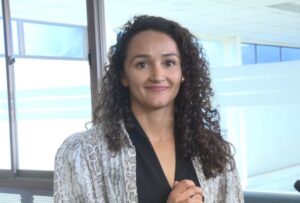Triatleta francesa Léa Riccoboni inspira a estudiantes de la UMAG