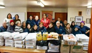 24 personas mayores de Puerto Williams reciben apoyo en canastas de alimentos
