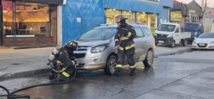 Incendio destruyó el motor de un vehículo en calle Mejicana