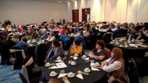Culmina ciclo formativo con más de 200 dirigentes de adultos mayores en Punta Arenas