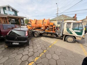 Camión choca contra cuatro autos estacionados en Punta Arenas por falla en los frenos