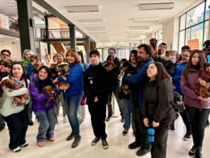 Perritos salchichas de Punta Arenas aportan con donación a las Jornadas 2025