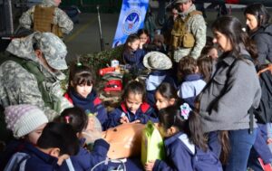 Alumnos del Colegio Británico de Punta Arenas conocieron labor de la FACh