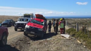 Una persona lesionada tras volcamiento de camioneta en sector Discordia