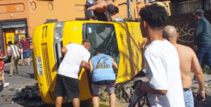 Niño muere tras choque de furgón escolar con delincuentes en fuga
