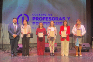 Reconocen a docentes que  cumplieron 30 años de servicio