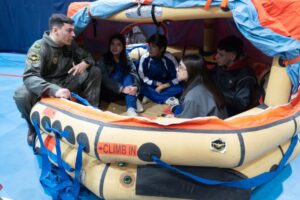 Más de 500 jóvenes se informan sobre las carreras de la Armada en Punta Arenas