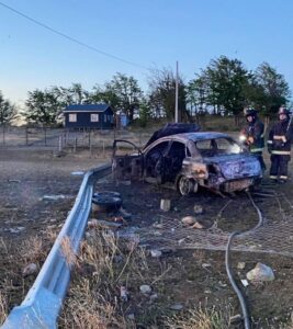 Conductor en estado de ebriedad se estrelló contra barrera de contención y vehículo terminó incendiado en Punta Arenas