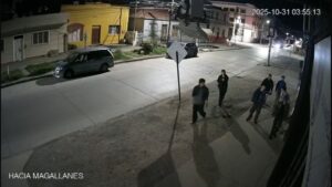 Jóvenes apedrean viviendas en calle Ignacio Carrera Pinto durante la madrugada