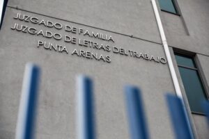 Exgarzonas acusan acoso, informalidad y despido ilegal en restobar de Punta Arenas