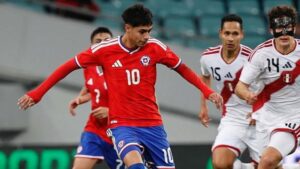 La Roja remonta con 10 jugadores y vence a Perú por 2-1 en Soch