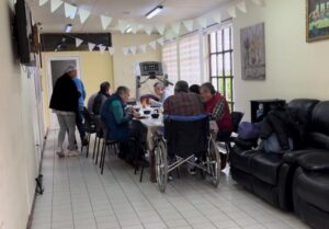 Adultos mayores sin apoyo: residencia recurre a la justicia por falta de recursos