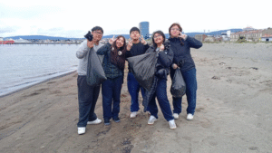 Estudiante de Punta Arenas limpiaron playa a través de 