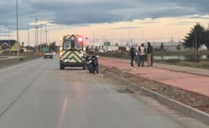 Hombre lesionado tras caída en motocicleta en Avenida Frei