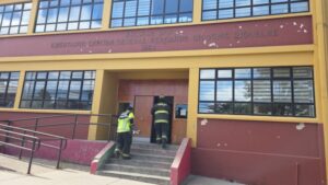 Bomberos rescata a estudiante que quedó atrapado en una reja en establecimiento educacional