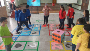 Resolución de ejercicios matematicos desafío a escolares en Ludo humano