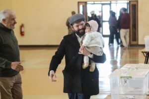 Presidente Boric votó en Punta Arenas e invitó a cumplir con “un deber por la patria”