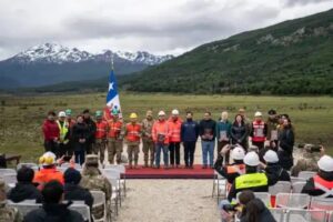 Presidente Boric finaliza jornada en Magallanes visitando Puerto Williams