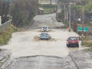Compleja inundación afecta calle en Punta Arenas