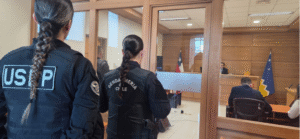 Noche de terror: menores atacan a sujeto con cuchillo y destruyen vehículos