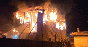 Pareja salvó de voraz incendio que destruyó su vivienda en Playa Norte