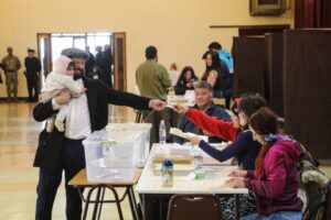El pequeño olvido del Presidente Boric en la mesa de votación
