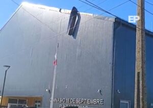 Fuerte viento desprende alero en el Gimnasio 18 de Septiembre