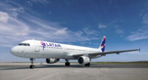 Pilotos de Latam inician huelga a la medianoche tras quiebre de mediación con la empresa