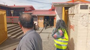 Bomberos realizan simulacro de incendio y rescate en Escuela Manuel Bulnes