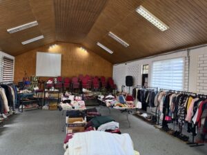 Tercera “Boutique del Amor” ofrecerá ropa y artículos gratuitos para la comunidad este sábado