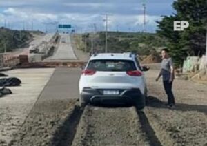 Vehículo argentino pasa de largo en obras de la Ruta 9 Norte y queda sobre el hormigón recién instalado