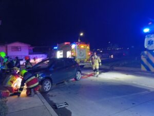Acompañante lesionado tras choque de Mazda Demio contra un poste