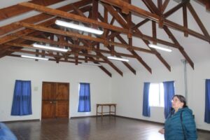Personas condenadas realizan labores de pintura en sede vecinal de Punta Arenas