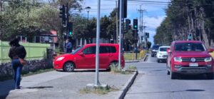 Mujer resulta lesionada tras colisión en Avenida Bulnes con Manantiales