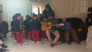 Colegio Charles Darwin cantaron y compartieron con residentes de Chay Austral