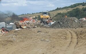 Incendio afecta escombros y basura al interior del vertedero municipal