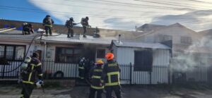 Tres adultos y un menor salvan “con lo puesto” tras incendio que destruyó vivienda
